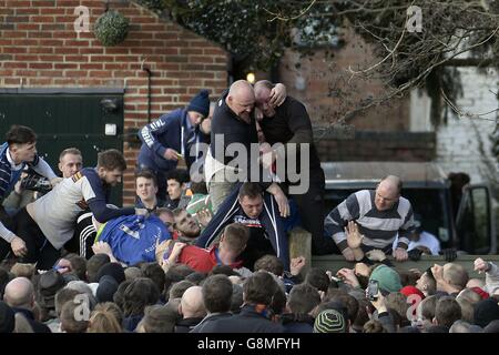 Spieler während der königlichen Fasching Fußball Spiel in Ashbourne, Derbyshire. Stockfoto