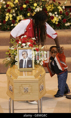 Eine Schwester des ermordeten Teenagers Anthony Walker hilft einem jüngeren Familienmitglied zurück auf seinen Sitz, nachdem er während seines Trauerdienstes am Donnerstag, dem 25. August 2005, Geschenke am Altar gelegt hat. Der 18-jährige Student wurde letzten Monat in einem Park in Huyton, Merseyside, mit einer Axt überfahren. Das Begräbnis des frommen Christen findet in Liverpools anglikanischer Kathedrale statt. Der Service ist für die Öffentlichkeit zugänglich und Anthonys Familie hat die Gemeinde gebeten, Fußballtrikots zu tragen. Ein Sprecher der Familie Walker sagte: "Wir wollen nicht, dass die Gelegenheit düster ist, sondern wünschen uns, dass es ein freudiger Dank für sein wird Stockfoto