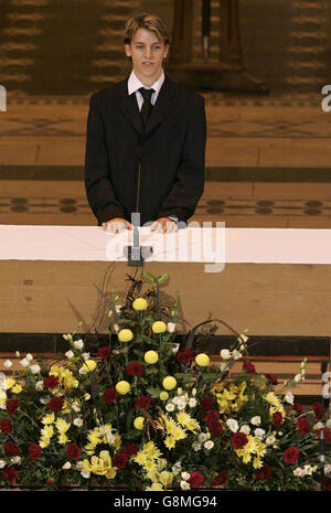 William Eborall, ein Freund von Anthony Walker, spricht während der Beerdigung des ermordeten Teenagers Anthony Walker am Donnerstag, dem 25. August 2005, an Trauernde. Der 18-jährige Student wurde letzten Monat in einem Park in Huyton, Merseyside, mit einer Axt überfahren. Das Begräbnis des frommen Christen findet in der Anglikanischen Kathedrale von Liverpool statt. Der Gottesdienst ist für die Öffentlichkeit zugänglich und Anthonys Familie hat die Gemeinde gebeten, Fußballtrikots zu tragen. Ein Sprecher der Familie Walker sagte: „Wir wollen nicht, dass die Gelegenheit düster ist, sondern wünschen uns, dass sie eine freudige Danksagung für Anthonys Leben ist.“ Siehe PA Story Stockfoto