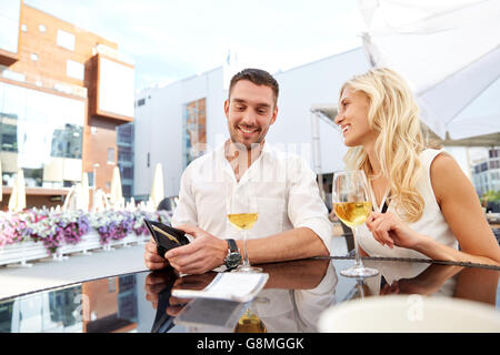 Brautpaar mit Geldbörse bezahlen Rechnung im restaurant Stockfoto