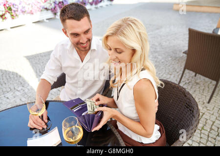 Brautpaar mit Geldbörse bezahlen Rechnung im restaurant Stockfoto