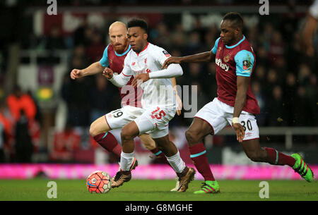 Liverpools Daniel Sturridge (Mitte) in Aktion mit James Collins von West Ham United (links) und Michail Antonio während des Emirates FA Cup, dem vierten Spiel der Wiederholung in Upton Park, London. Stockfoto