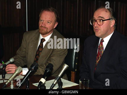 Schattenkanzler John Smith mit dem Sprecher von Labour Health Robin Cook. Smith kündigte seine Absicht an, als Führer der Labour Party zur Wahl zu stehen. Stockfoto