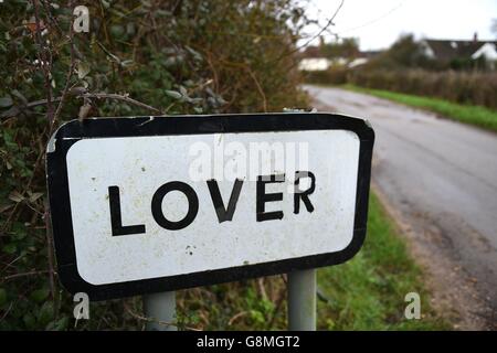 Allgemeiner Blick auf ein Schild für das Dorf Lover in Wiltshire, da die Bewohner einen Appell zum Valentinstag um Hilfe geschickt haben, um ihr Leben in ihre ländliche Heimat zurückzubringen. Stockfoto