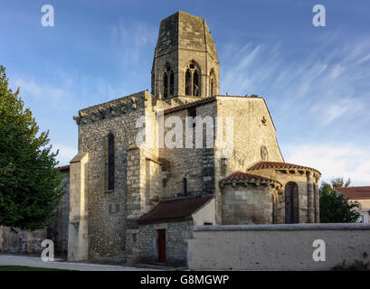 Eglise St. Jean Baptiste, Charroux, Allier, Auvergne, Frankreich. Charroux gilt als eines der schönsten Dörfer in Frankreich Stockfoto