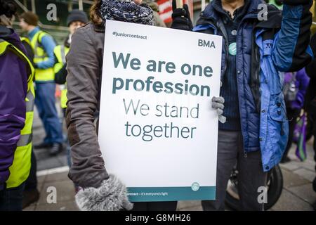 Eine Streikposten vor Bristol Royal Infirmary, Bristol, als Assistenzärzte 24 Stunden lang streiken, in einem Streit mit der Regierung über neue Verträge. Stockfoto