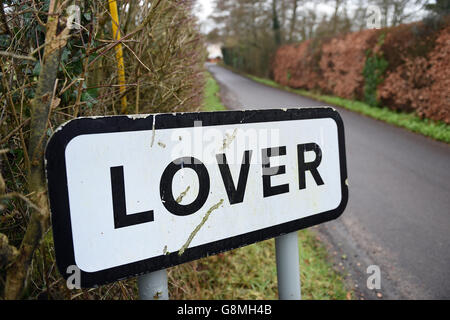 Allgemeiner Blick auf ein Schild für das Dorf Lover in Wiltshire, da die Bewohner einen Appell zum Valentinstag um Hilfe geschickt haben, um ihr Leben in ihre ländliche Heimat zurückzubringen. Stockfoto