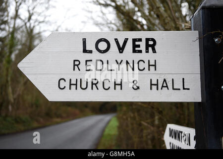 Allgemeiner Blick auf ein Straßenschild für das Dorf Lover in Wiltshire, da die Bewohner einen Appell zum Valentinstag um Hilfe geschickt haben, um ihr Land wieder zum Leben zu erwecken. Stockfoto