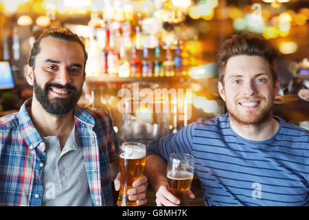 glücklich männlichen Freunden trinken Bier in Bar oder Kneipe Stockfoto