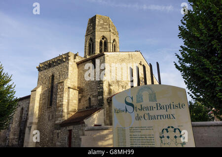 Eglise St. Jean Baptiste, Charroux, Allier, Auvergne, Frankreich. Charroux gilt als eines der schönsten Dörfer in Frankreich Stockfoto