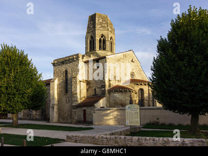 Eglise St. Jean Baptiste, Charroux, Allier, Auvergne, Frankreich. Charroux gilt als eines der schönsten Dörfer in Frankreich Stockfoto