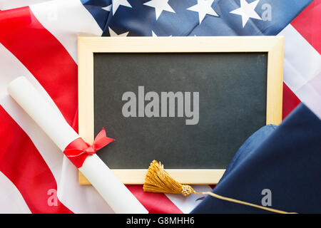 Board, Bachelor Hut und Diplom auf amerikanische Flagge Stockfoto