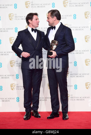 Leonardo DiCaprio (rechts) mit dem BAFTA als Hauptdarsteller für „The Revenant“ und Alejandro Gonzalez Inarritu (links) mit dem besten Regisseur BAFTA im Presseraum bei den EE British Academy Film Awards im Royal Opera House, Bow Street, London. DRÜCKEN SIE VERBANDSFOTO. Bilddatum: Sonntag, 14. Februar 2016. Siehe PA Story SHOWBIZ BAFTAs. Das Foto sollte lauten: Ian West/PA Wire Stockfoto