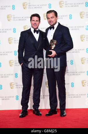 Leonardo DiCaprio (rechts) mit dem BAFTA als Hauptdarsteller für „The Revenant“ und Alejandro Gonzalez Inarritu (links) mit dem besten Regisseur BAFTA im Presseraum bei den EE British Academy Film Awards im Royal Opera House, Bow Street, London. DRÜCKEN SIE VERBANDSFOTO. Bilddatum: Sonntag, 14. Februar 2016. Siehe PA Story SHOWBIZ BAFTAs. Das Foto sollte lauten: Ian West/PA Wire Stockfoto