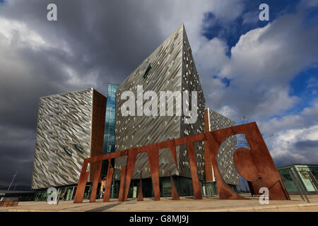 Eine Gesamtansicht des Titanic Museums auf dem Gelände der ehemaligen Harland & Wolff Werft im Titanic Quarter in Belfast. Stockfoto