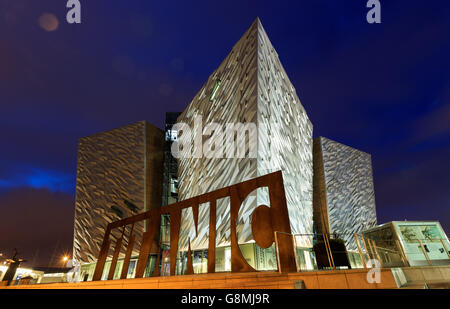 Eine Gesamtansicht des Titanic Museums auf dem Gelände der ehemaligen Harland & Wolff Werft im Titanic Quarter in Belfast. Stockfoto