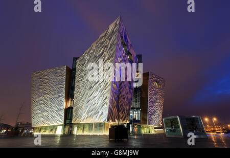 Eine Gesamtansicht des Titanic Museums auf dem Gelände der ehemaligen Harland & Wolff Werft im Titanic Quarter in Belfast. Stockfoto