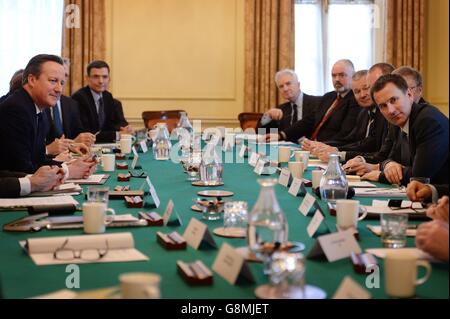 Premierminister David Cameron (links) leitet ein Treffen von Wirtschaftsführern in der Downing Street Nr. 10 in London, mit Gesundheitsminister Jeremy Hunt (rechts), um Fragen der psychischen Gesundheit am Arbeitsplatz zu diskutieren. Stockfoto