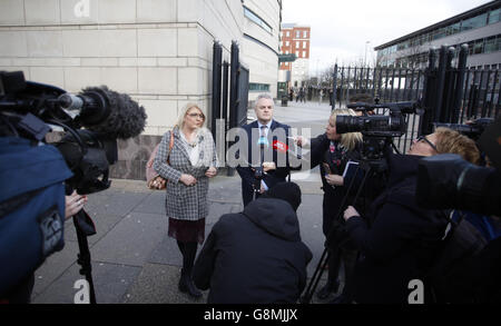 Arlene Arkinson's Schwester Kathleen und ihre Rechtsanwältin des Doherty sprechen vor dem Beginn der Untersuchung des Todes des ermordeten Schulmädchen im Belfaster Gerichtsgebäude Laganside mit den Medien, da die lange verzögerte Untersuchung schließlich neun Jahre nach ihrer Anordnung in Gang kommt. Stockfoto