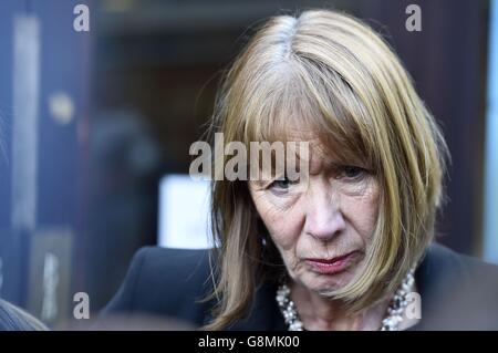 Lisa Day Mutter Doreen stolz auf St. Pancras Coroners Court, London für die Untersuchung in ihren Tod, starb sie nach fast fünf Stunden auf einen Krankenwagen gewartet. Stockfoto