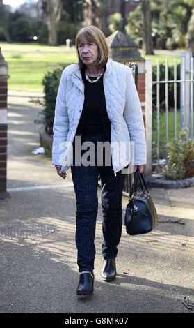 Lisa Day Mutter Doreen stolz auf St. Pancras Coroners Court, London für die Untersuchung in ihren Tod, starb sie nach fast fünf Stunden auf einen Krankenwagen gewartet. Stockfoto