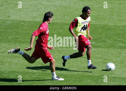 Wales' Robert Earnshaw (R) in Aktion während einer Trainingseinheit im New Stadium, Swansea, Dienstag, 30. August 2005. Wales spielen England in einer WM-Qualifikation im Millennium Stadium am Samstag. DRÜCKEN Sie VERBANDSFOTO. Bildnachweis sollte lauten: David Davies/PA Stockfoto