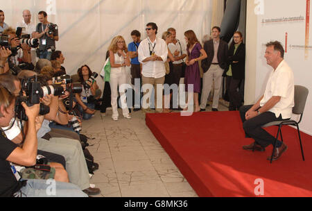 AP-AUSGANG. Tom Wilkinson trifft die Presse während einer Fotoausstellung für den neuen Film der Exorzismus von Emily Rose, im Palazzo del Casino, in Venedig, Italien Donnerstag 1 September 2005, im Rahmen des 62. Filmfestivals von Venedig. DRÜCKEN SIE VERBANDSFOTO. Der Bildnachweis sollte lauten:Ian West/PA. Stockfoto