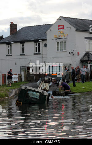 Ein Land Rover ist erholt aus Leeds und Liverpool Canal an der Slipanlage Pub in der Nähe von Burscough in Lancashire. Stockfoto