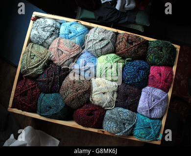 Ein Anzeigefeld von Hand stricken Garne in verschiedenen Schattierungen von Blues, browns durch, rot- und Grüntöne. Stockfoto