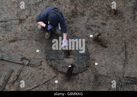 Archäologen arbeiten an der Gewinnung des frühesten vollständigen bronzezeitlichen Rades, das in Großbritannien gefunden wurde, datiert 1100-800 v. Chr., während der Ausgrabung der Must Farm in der Nähe von Peterborough in Cambridgeshire. Stockfoto