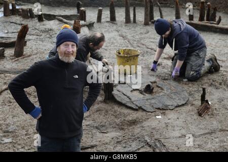 Site Director Mark Knight von der Cambridge Archaeological Unit auf der Must Farm in der Nähe von Peterborough in Cambridgeshire, wo das früheste komplette bronzezeitliche Rad entdeckt wurde. Stockfoto