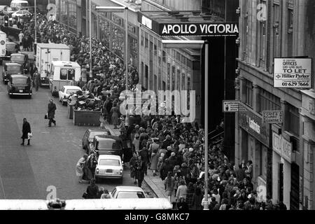 Kinder stehen vor dem Apollo Victoria Theatre, London, Schlange, um für die bevorstehende Wiederbelebung der Musical-Show „The Sound of Music“ vorzusprechen, in der die Hauptrolle Petula Clark spielte. Stockfoto