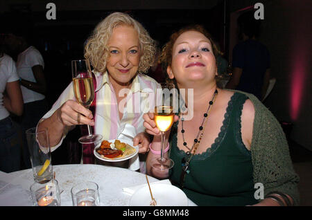 Die Stars der Coronation Street, Susie Blake und Jennie McAlpine (rechts), genießen Kanapees und Champagner bei der TV3-Premiere zur Feier der neuen Herbstsaison 2005 im Morrison Hotel, Dublin, Irland, Donnerstag, 1. September 2005. DRÜCKEN SIE VERBANDSFOTO. Der Bildnachweis sollte lauten: Haydn West/PA Stockfoto