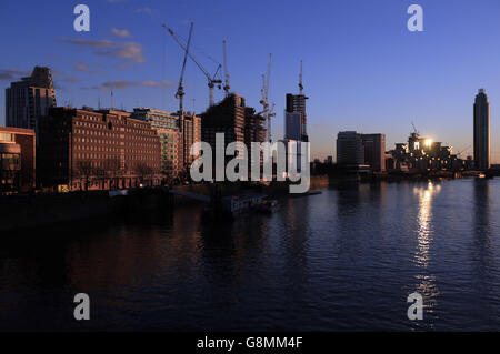 Blick von der Lambeth Bridge in Richtung St. George Wharf (zweite rechts) und Vauxhall Tower (ganz rechts) am Albert Embankment, London. Stockfoto