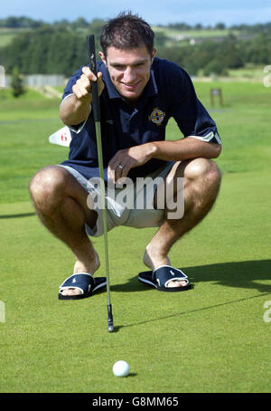 Der nordirische Kapitän Aaron Hughes entspannt sich am Donnerstag, den 1. September 2005, auf dem Golfplatz im Team-Hotel in Templepatrick, Co Antrim, Nordirland. Nordirland wird am Samstag in einer WM-Qualifikation Aserbaidschan spielen. DRÜCKEN SIE VERBANDSFOTO. Bildnachweis sollte lauten: Paul Faith/PA Stockfoto