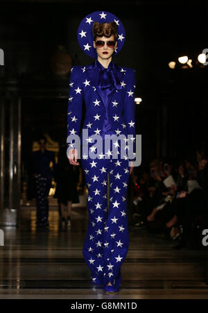 Models auf dem Laufsteg während der Gareth Pugh Herbst/Winter 2016 London Fashion Week Show in der Freimaurerhalle in London. Stockfoto