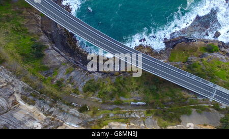 Der Sea Cliff Bridge ist eine ausgewogene Cantilever-Brücke befindet sich in der nördlichen Illawarra Region New South Wales, Australien. Stockfoto