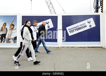 Tottenham Hotspur gegen Crystal Palace - Emirates FA Cup - Fünfte Runde - White Hart Lane. Tottenham Hotspur-Fans machen sich vor dem fünften Lauf des Emirates FA Cup in der White Hart Lane in London auf den Weg zur White Hart Lane. Stockfoto