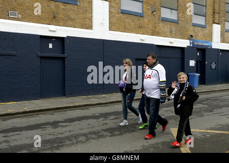 Tottenham Hotspur-Fans machen sich vor dem fünften Lauf des Emirates FA Cup in der White Hart Lane in London auf den Weg zur White Hart Lane. Stockfoto