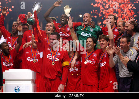 Fußball - UEFA Super Cup - Liverpool / CSKA Moskau - Stade Louis II. Liverpooler Kapitän Jamie Carragher hebt die Trophäe des Supercups an Stockfoto