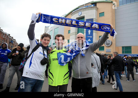 Chelsea-Fans aus der Slowakei halten sich vor der Stamford Bridge vor dem Emirates FA Cup, dem fünften Spiel in der Stamford Bridge, London, einen Schal hoch. Stockfoto