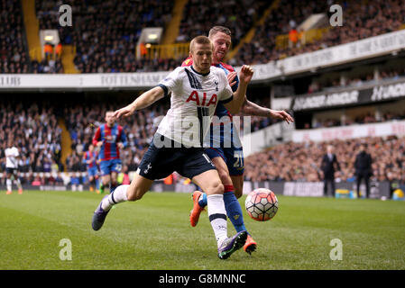 Eric Dier von Tottenham Hotspur (links) und Connor Wickham von Crystal Palace kämpfen während des Emirates FA Cup in der White Hart Lane, London, um den Ball. Stockfoto