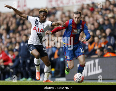 Tottenham Hotspur's Joshua Onomah (links) und Jordon Mutch von Crystal Palace kämpfen während des Emirates FA Cup in der White Hart Lane, London, um den Ball. Stockfoto