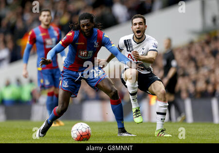 Emmanuel Adebayor (links) von Crystal Palace und Nabil Bentaleb von Tottenham Hotspur kämpfen während des Emirates FA Cup, dem fünften Spiel in der White Hart Lane, London, um den Ball. Stockfoto