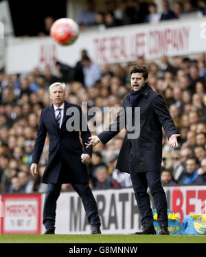 Tottenham Hotspur-Manager Mauricio Pochettino (rechts) und Crystal Palace-Manager Alan Pardew (links) an der Touchline während des Emirates FA Cup, fünfter Runde in der White Hart Lane, London. Stockfoto