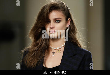 Ein Model auf dem Laufsteg während der Topshop Unique Herbst/Winter 2016 London Fashion Week Show auf der Topshop Show Space Show, London. Stockfoto