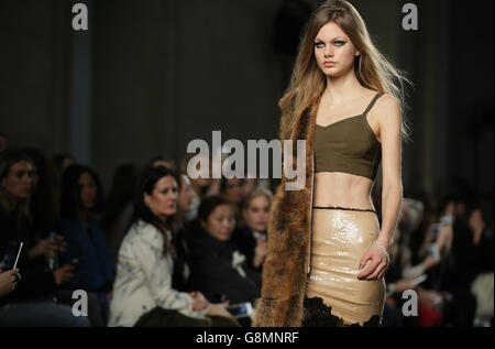 Ein Model auf dem Laufsteg während der Topshop Unique Herbst/Winter 2016 London Fashion Week Show auf der Topshop Show Space Show, London. Stockfoto