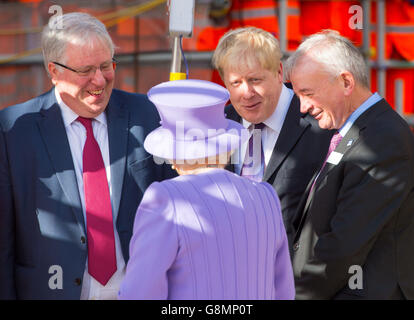 Verkehrsminister Patrick McLoughlin (links) und der Londoner Bürgermeister Boris Johnson (zweite von rechts) sprechen mit Königin Elizabeth II. Während eines Besuchs auf der Baustelle des Crossrail-Bahnhofs Bond Street in London, wo die Tickethalle zu sehen ist, Eine Plattform und ein Tunnel sowie Mitarbeiter, die auf dem Gelände gearbeitet haben. Stockfoto