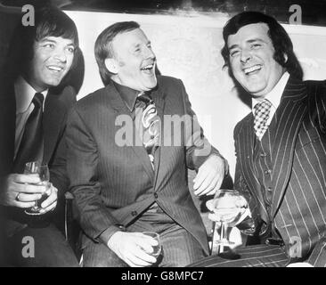 (l-r) Disc Jockeys Tony Blackburn, Jimmy Young und Terry Wogan feiern das zweite halbe Jahrhundert der BBC beim Mittagessen des Variety Club of Great Britain im Dorchester Hotel in London. Stockfoto