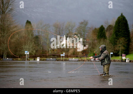 Fischer am überschwemmten Fluss Teith in Callander, als Ray Mears offiziell eröffnet die Stirling Rat Fischerei Saison. Stockfoto